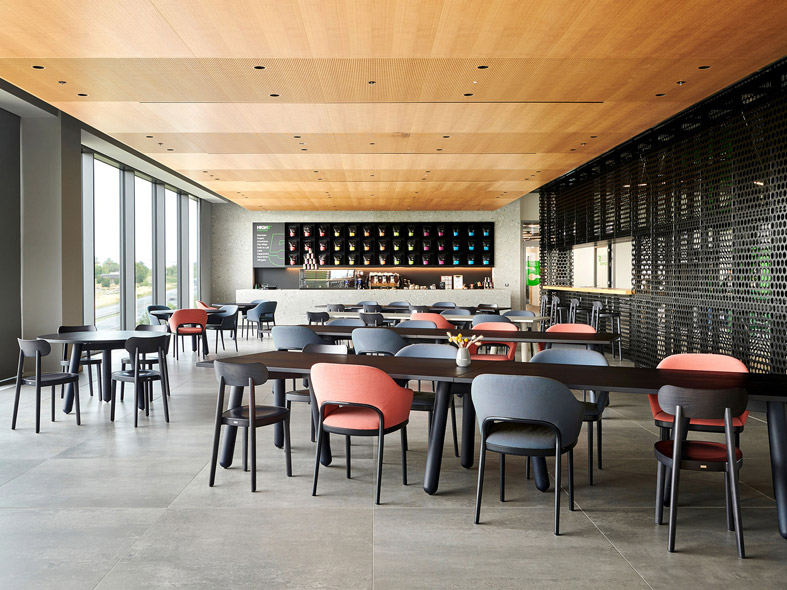 Elegant comfort: the relaunch of the 520 upholstered chair unites classic form with cushioned cosiness