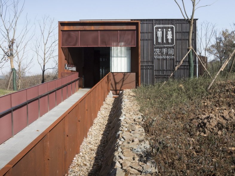 Eight public toilets on the NiuShou Mountain